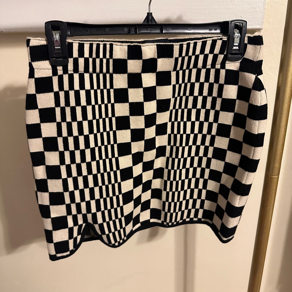 Black and cream checkered skirt with stretch band - size medium